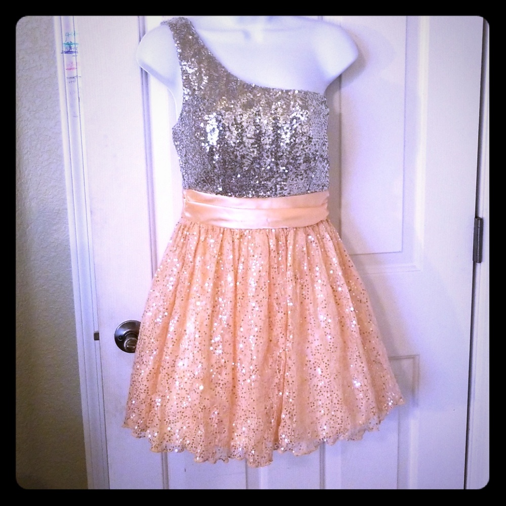 SZ 3/4 Silver/ Peach "Be Darlin" Prom Party Dress